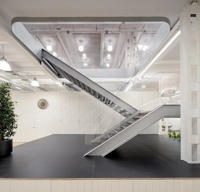 Escalera principal de Omnicom Media House